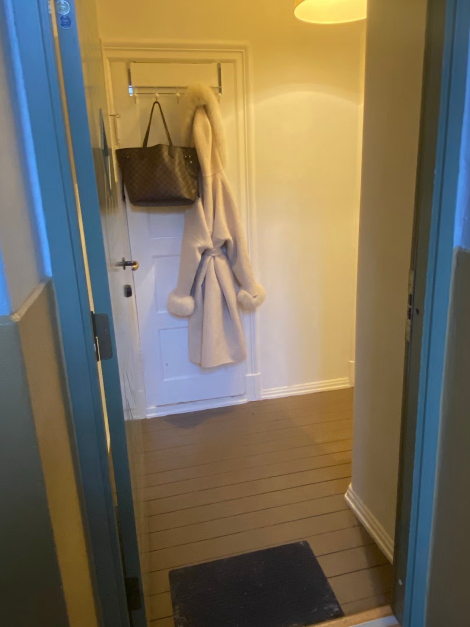 Entréen er romslig med innebygd skap